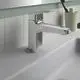 Chromene Armatur von Ideal Standard mit einem Hebel und einer Kette. Sie ist an einem weißen Waschbecken installiert und steht vor einer gefliesten Wand.